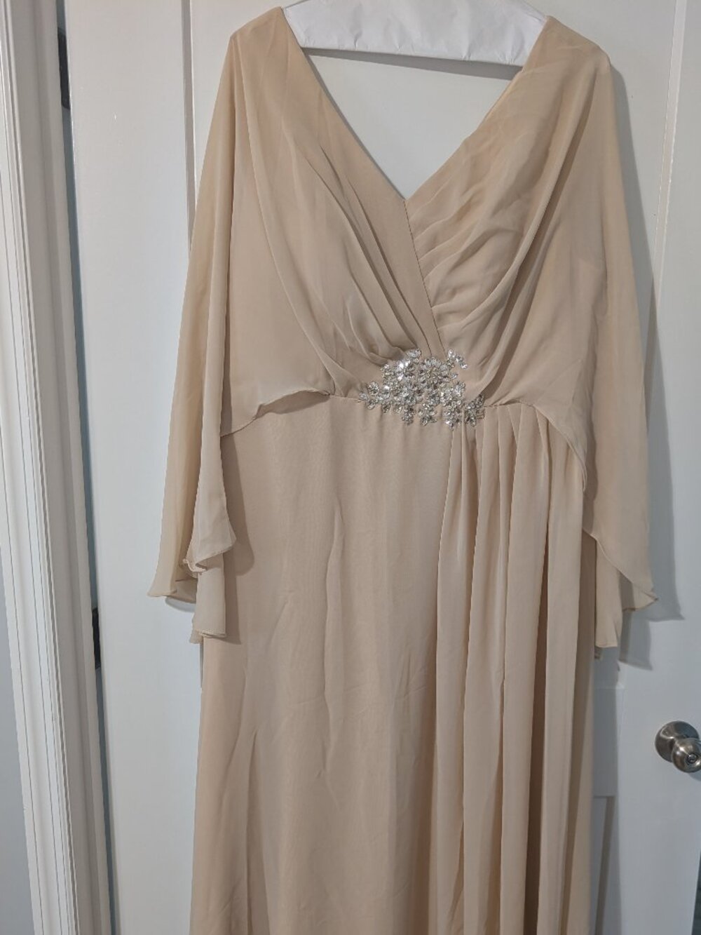 Missacc A-line mother of the bride dress features a chiffon cape and a rhineston